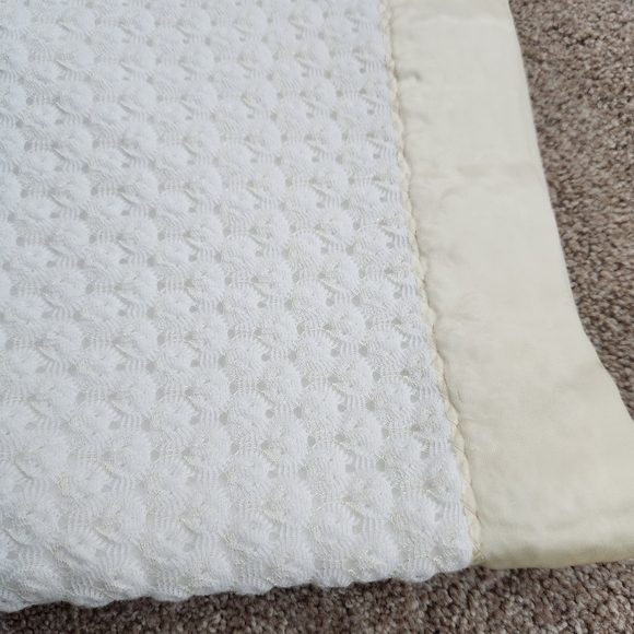 Vintage Quiltex Blanket White Throw Ribbon Binding 48 x 34 Home Bedding Made USA - Picture 9 of 10